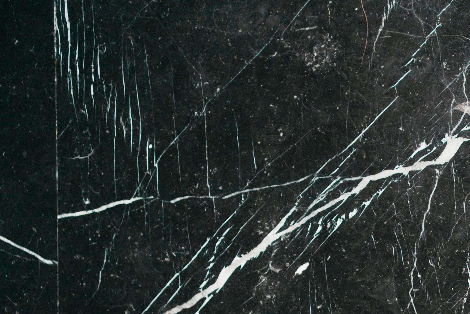Macro d'un marbre noir de Marquina poli aux veines blanches